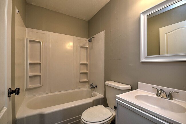 Building Photo - 304 N Hardin St