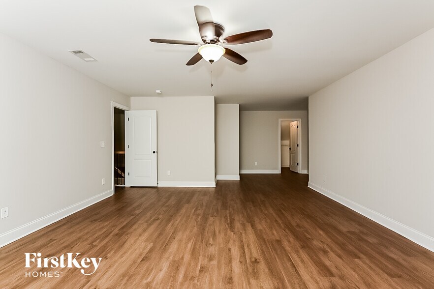 Building Photo - 252 Hedgewood Dr