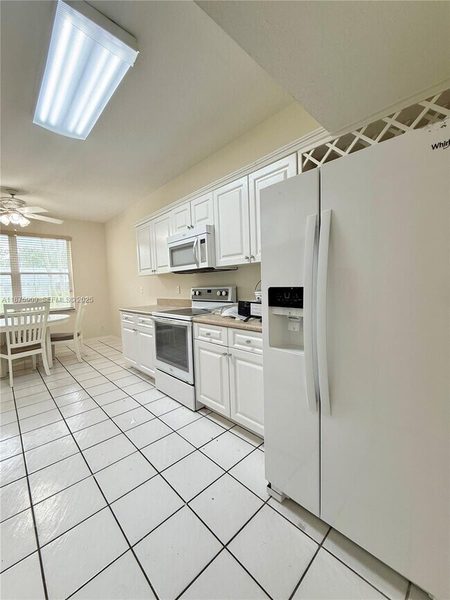 Building Photo - 8658 Vía Reale