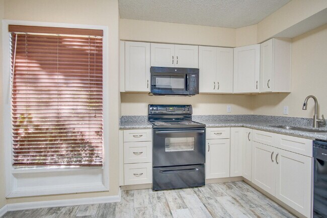 Building Photo - 2 Bedroom, 2.5 Bath Townhome with Easy Acc...