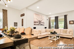 Building Photo - 1038 W Mistletoe Ave