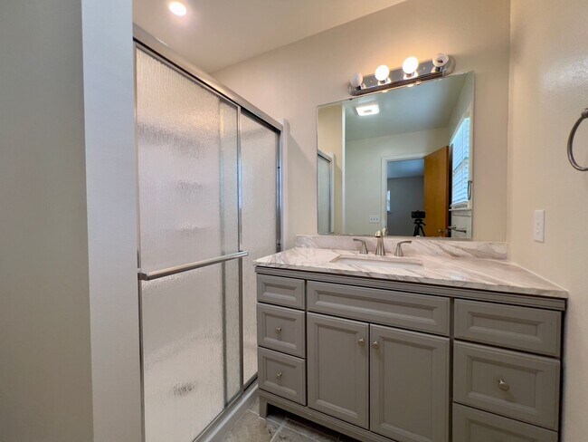 Building Photo - Stunning Large 3 Bedroom Home!