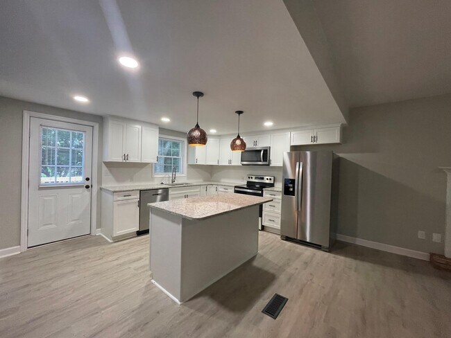 Building Photo - 5656 Racin Dr