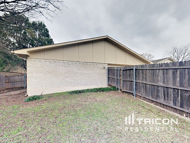 Building Photo - 7125 Hardwood Trail