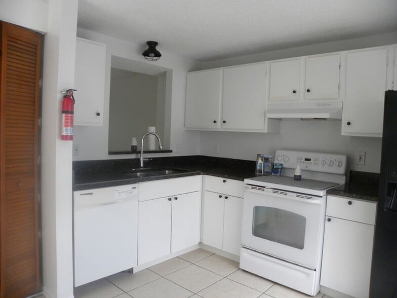 Building Photo - 4966 Sanoma Village