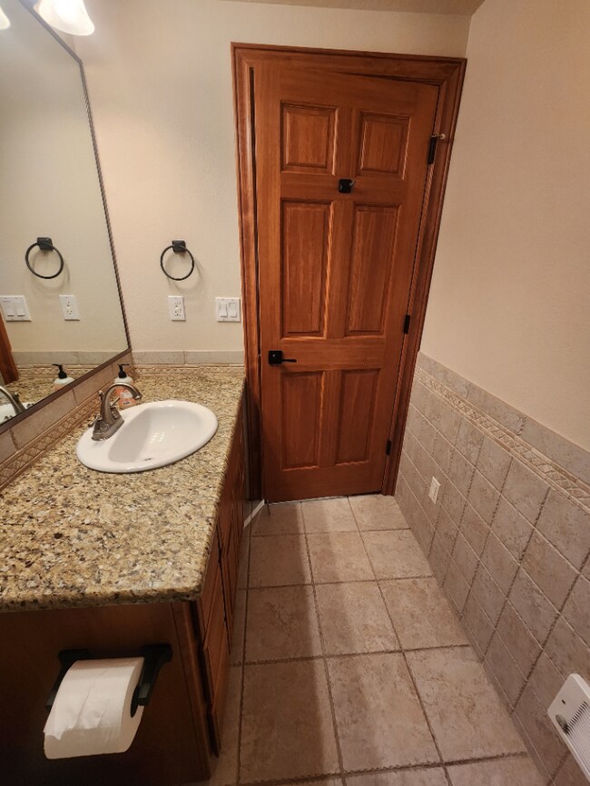 Building Photo - Bayview Lakeside Charmer