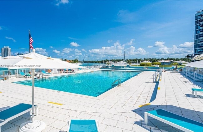 Building Photo - 900 Bay Dr