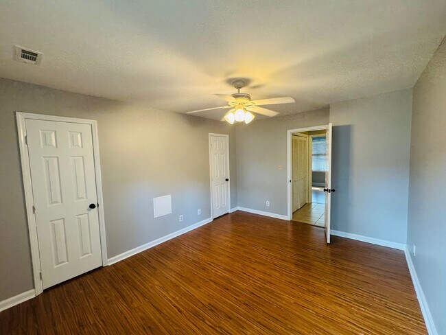 Building Photo - 5612 Darrow Dr