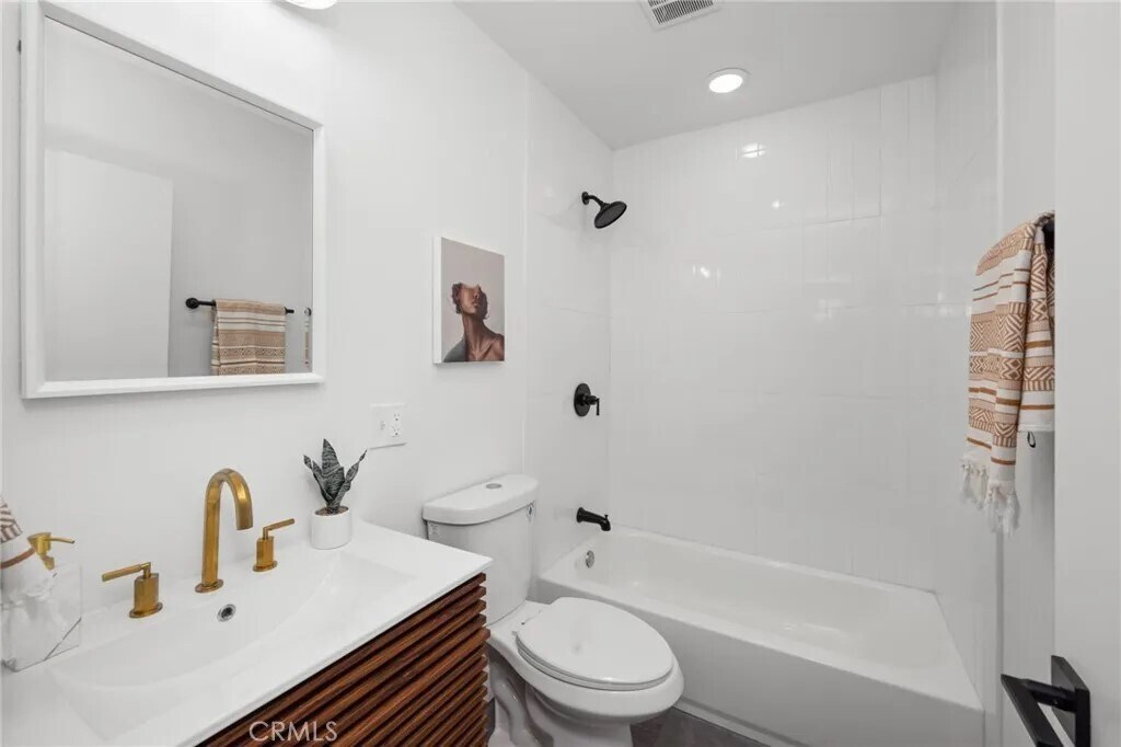 Building Photo - 3518 S Burnside Ave