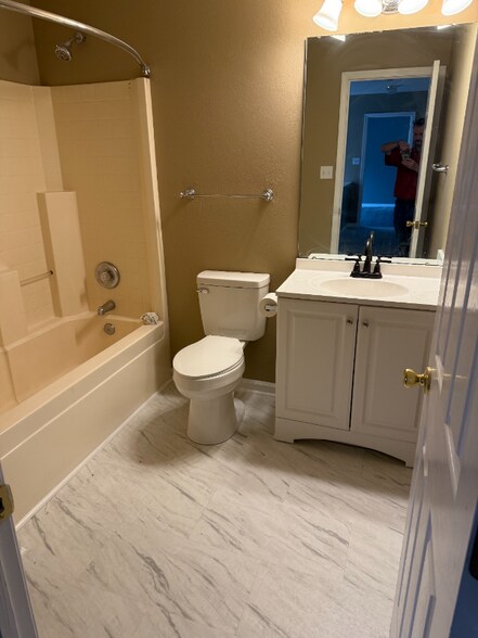 Building Photo - 13918 Laurel Trace Dr