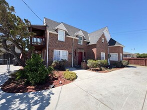 Building Photo - Charming 2 Bedroom Upstairs Unit in the He...