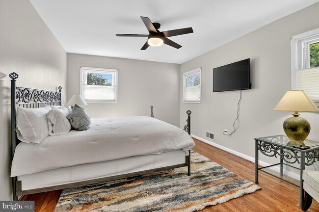 Building Photo - 6801 Trowbridge Pl