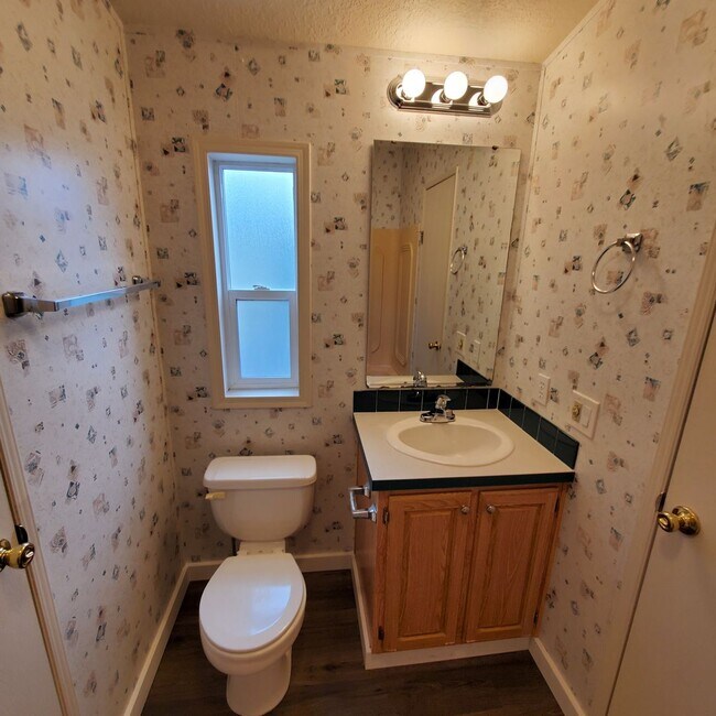 Building Photo - ***Limited Time Summer Rent Special!*** 5 bedroom : 3 bath Home with a Garage in Tangent