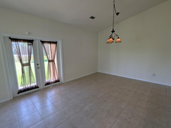 Building Photo - 411 SW Vista Lake Dr