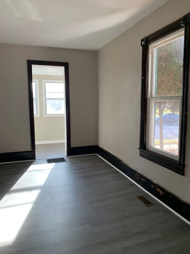 Building Photo - Spacious single family home with 3 beds/2 ...