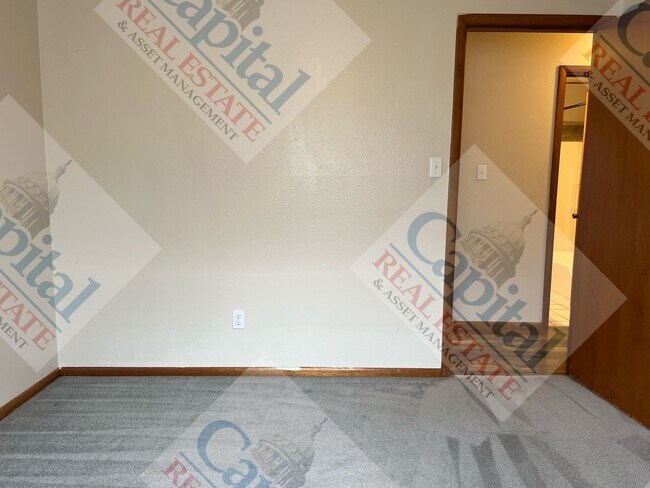 Building Photo - Charming 3 Bedroom