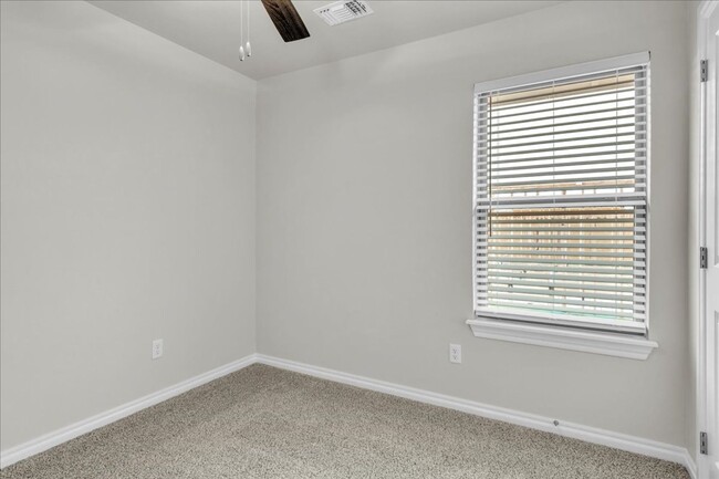 Building Photo - Spacious Edmond Home