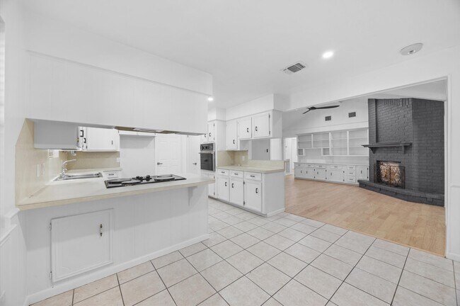 Building Photo - 25 Little John Ln