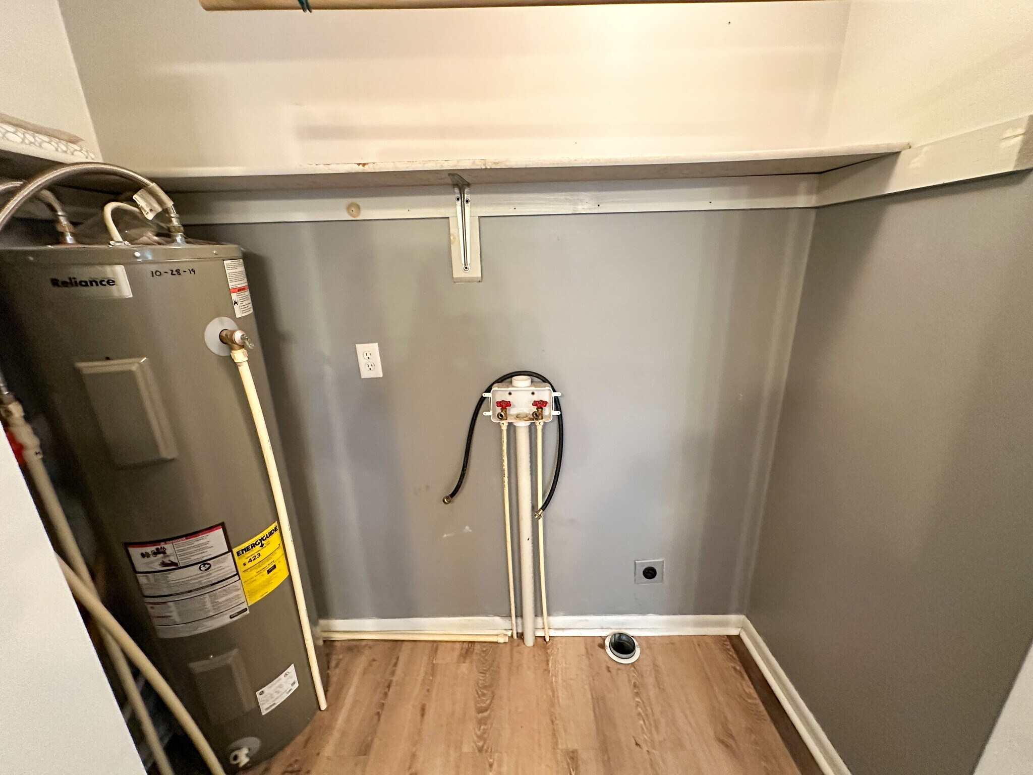 Laundry hook- up - 2 S Madison St