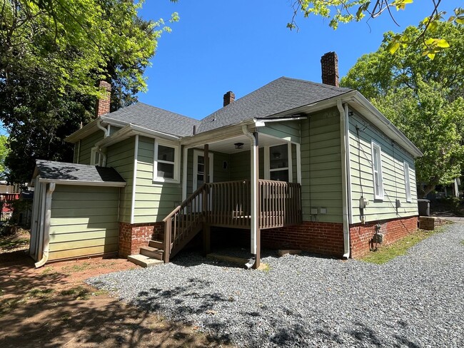 Building Photo - Newly Renovated 2 Bedroom Bungalow!!!