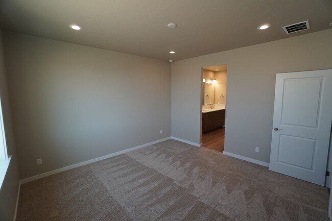 Building Photo - 14561 Pne Knl St