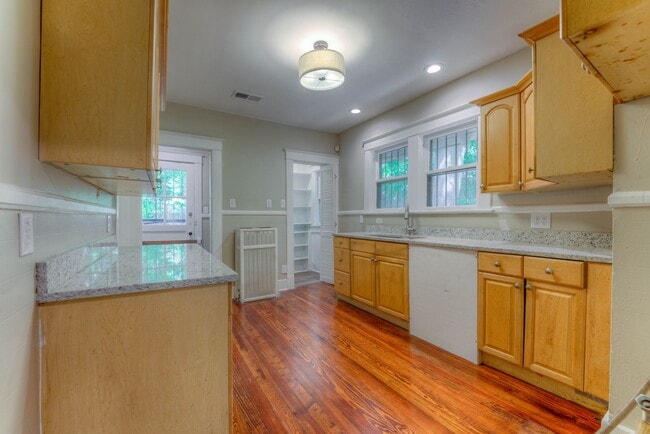 Building Photo - Updated 3 bed/1 bath - walk to Crosstown Concourse