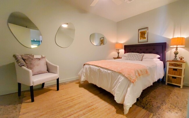 Building Photo - 1020 E 6th St