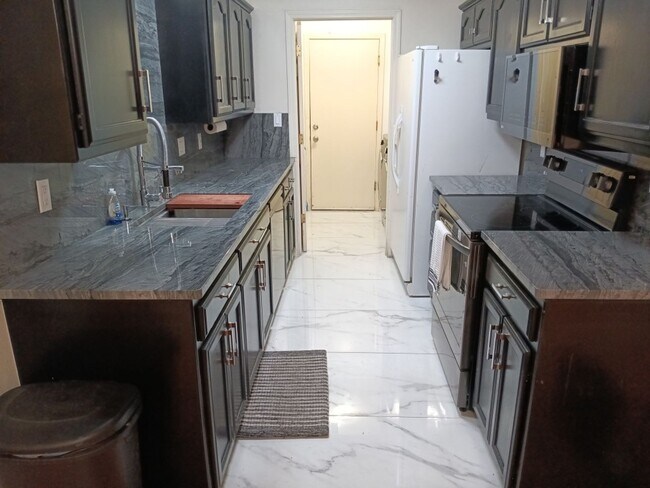 Building Photo - 3 Bedroom, 2 Bathroom Home! Schedule a Showing!