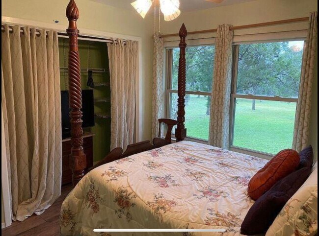 Building Photo - 2.35-acre farmhouse in the heart of Cedar Park available for rent!
