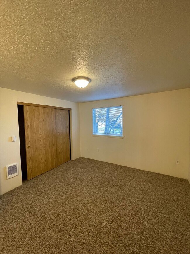 Building Photo - Rent Special: 1/2 Off May's Rent! Second Floor 3 Bedroom apartment