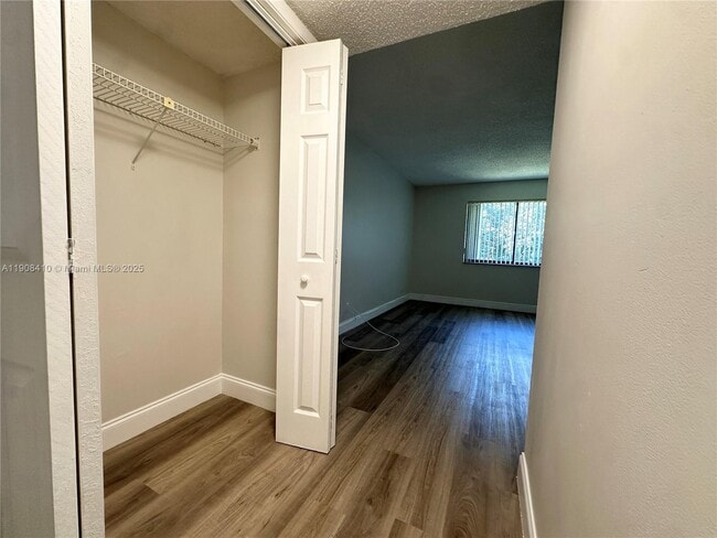 Building Photo - 403 Lakeview Dr