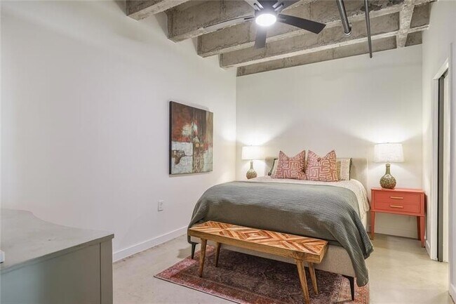 Building Photo - 1065 United Ave SE