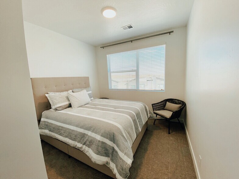 Building Photo - 5801 S Garnet Dr