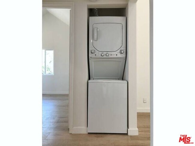 Building Photo - 853 Hayworth Ave