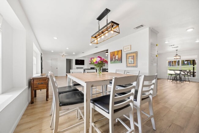 Building Photo - 921 Indian Trail Dr