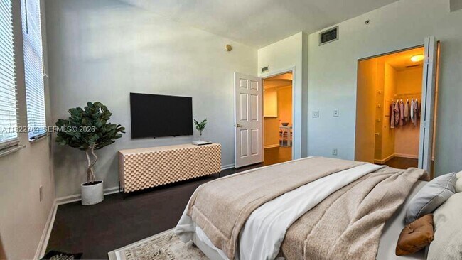 Building Photo - 533 NE 3rd Ave