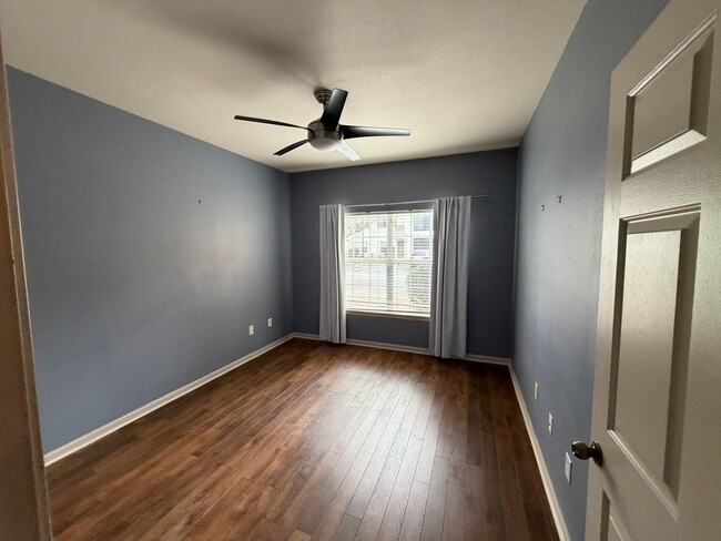 Building Photo - One Bedroom Condo with Garage