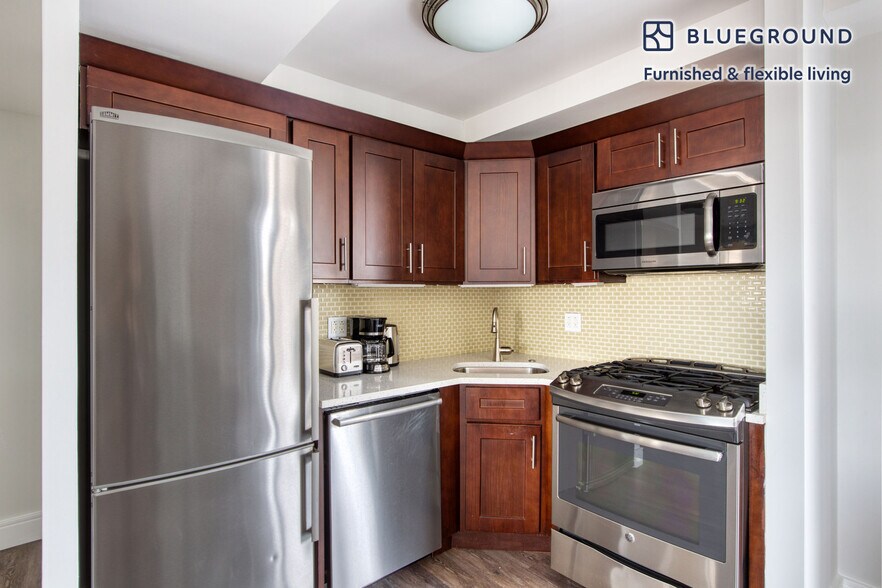 Building Photo - 354 E 91st St