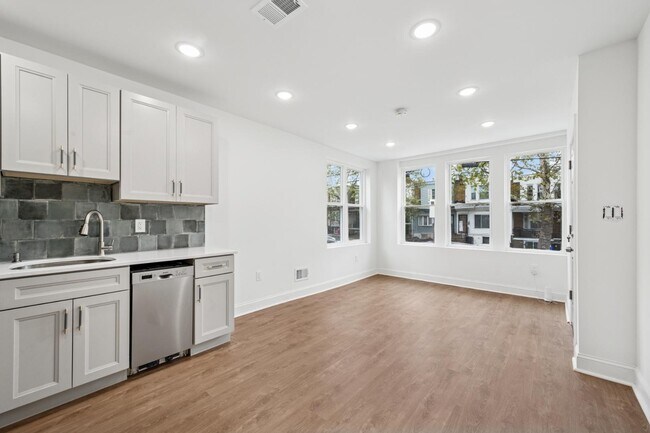 Building Photo - 2534 S 61st St