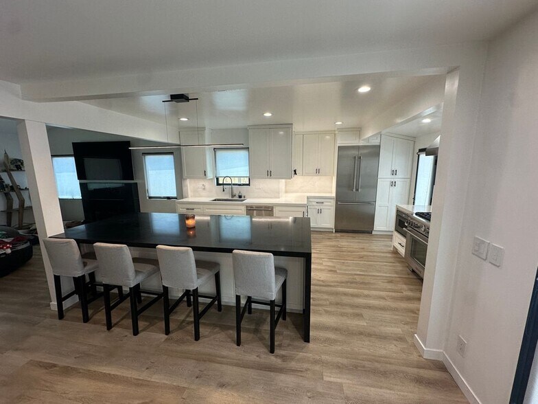 Building Photo - 3905 Gaviota Ave