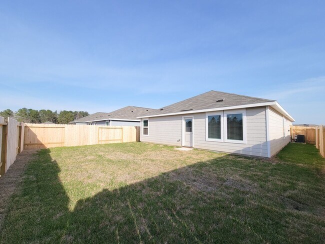 Building Photo - This single-level home showcases a spacious open floorplan shared between the kitchen, dining are...