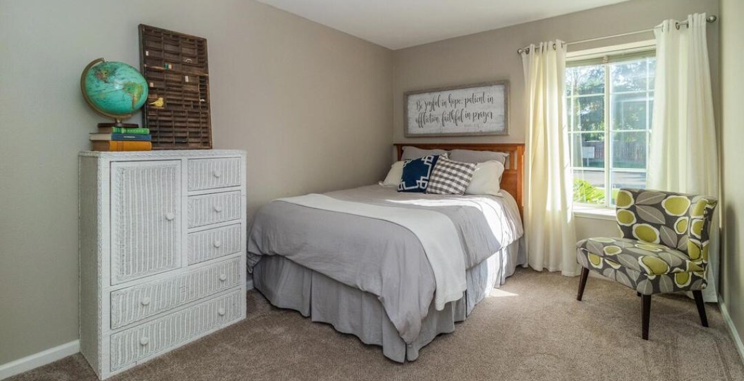 Guest Room 2 - 3828 E Auburn Dr