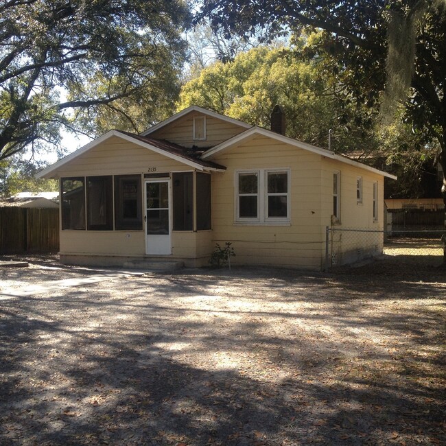 Building Photo - Huge 3BR/1BA Home With Large Yard, Covered...