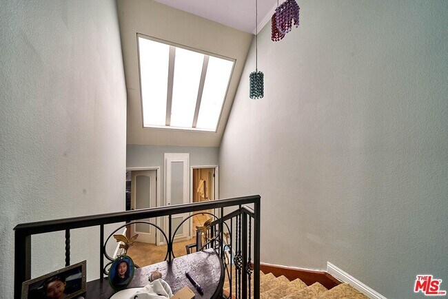 Building Photo - 421 S Van Ness Ave