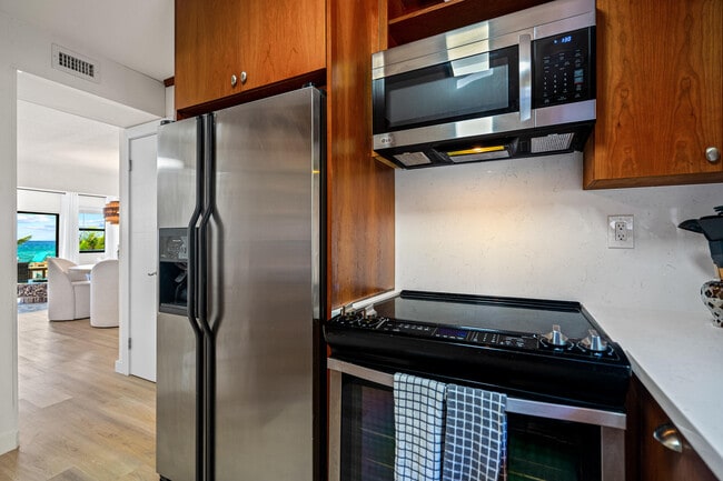 Building Photo - 2330 N Ocean Blvd