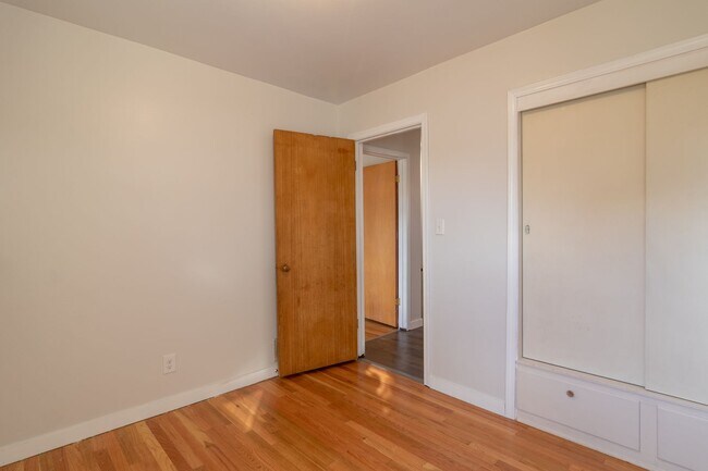 Building Photo - 5 Bed 2 Bath Home Available in Spokane Valley!