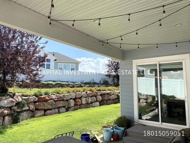 Building Photo - 224 E Pace Ln