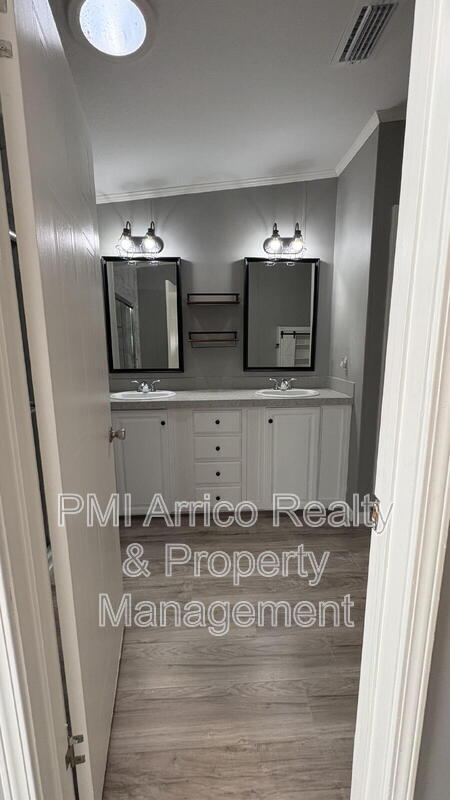 Building Photo - 712 Choo Choo Ln