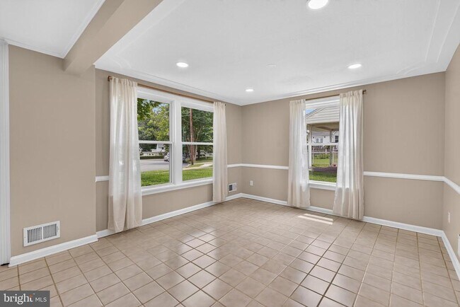 Building Photo - 7027 Jefferson Ave