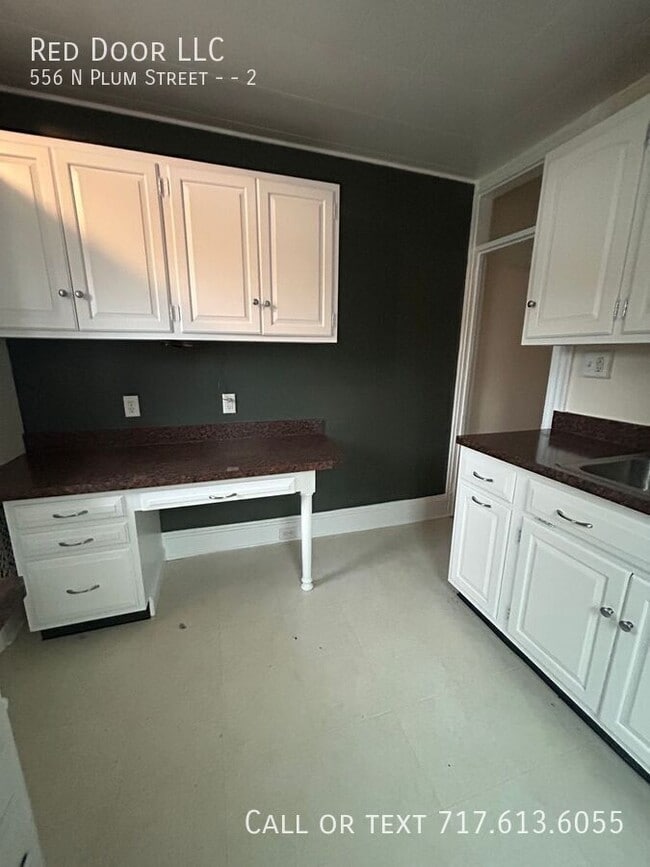 Building Photo - 556 N Plum St